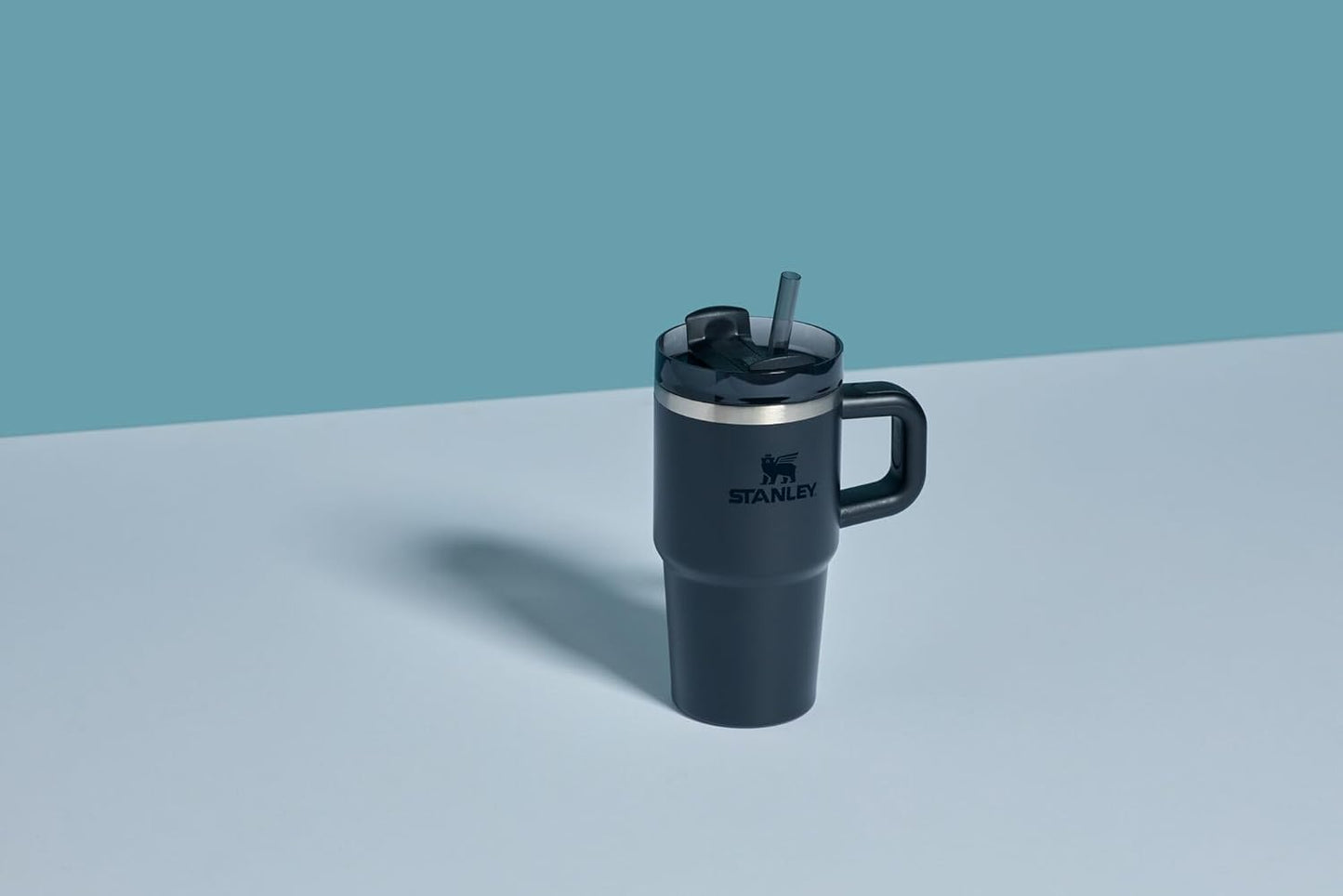 Vaso Stanley Quencher H2.0 con asa y pajita de 40 oz | Tapa Flowstate de 3 posiciones | Compatible con portavasos para viajes | Vaso térmico de acero inoxidable | Sin BPA | Arándano