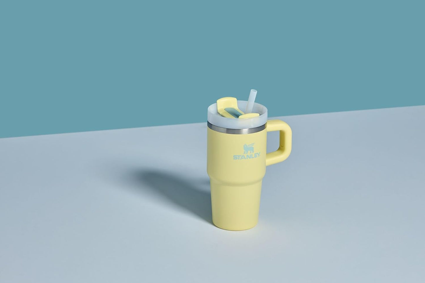 Vaso Stanley Quencher H2.0 con asa y pajita de 40 oz | Tapa Flowstate de 3 posiciones | Compatible con portavasos para viajes | Vaso térmico de acero inoxidable | Sin BPA | Arándano