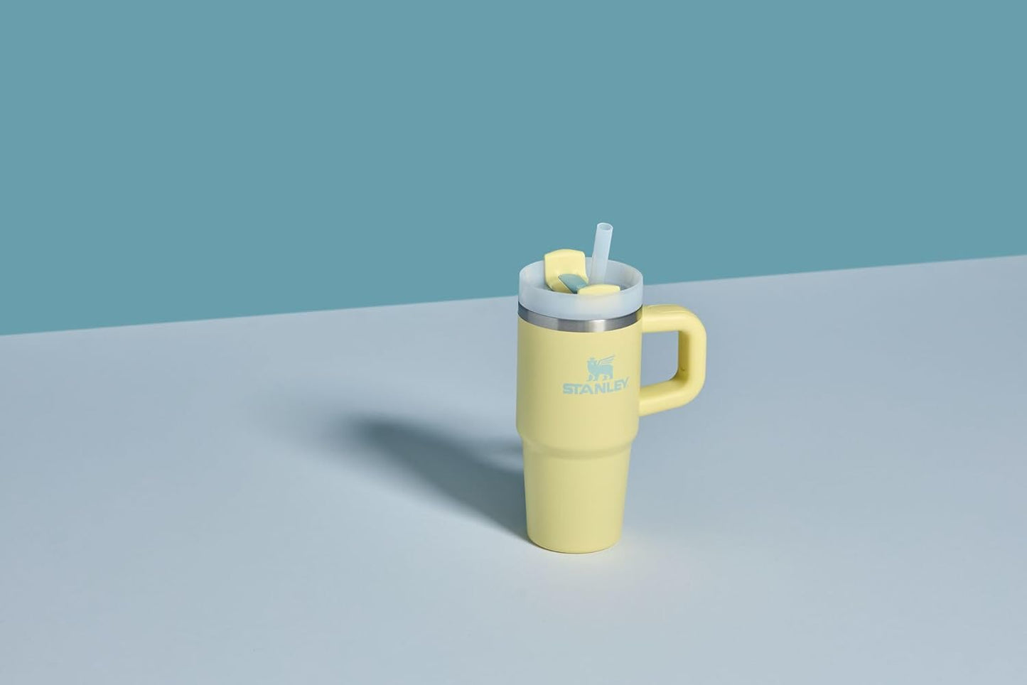 Vaso Stanley Quencher H2.0 con asa y pajita de 40 oz | Tapa Flowstate de 3 posiciones | Compatible con portavasos para viajes | Vaso térmico de acero inoxidable | Sin BPA | Arándano