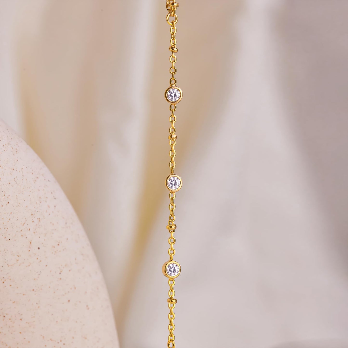 Goldarmbänder für Frauen Stapel Nicht Anlaufen, 14K Vergoldete Stapelbare Armbänder Set für Frauen Trendy, Wasserdicht Einfacher Schmuck Sets Geschenke Inklusive Perlen-/Kuban-/Büroklammer-/Fischgräten-/Seilglieder-Kette, Modeaccessoires