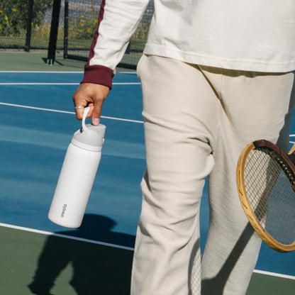 Owala FreeSip Isolierte Edelstahl-Wasserflasche mit Strohhalm für Sport und Reisen, BPA-frei, 710 ml, Shy Marshmallow