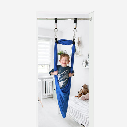 DreamGYM Türrahmen-Sensorik-Schaukel-Set – blaue Kompressionsschaukel und Trapezstange mit roten Turnringen Kombi