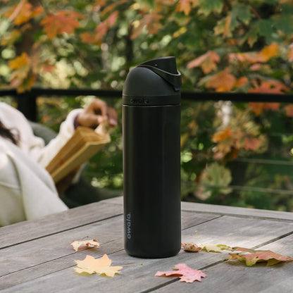 Owala FreeSip Isolierte Edelstahl-Wasserflasche mit Strohhalm für Sport und Reisen, BPA-frei, 710 ml, Shy Marshmallow