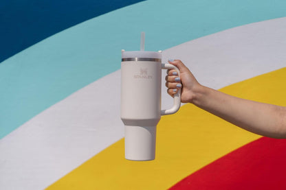 Vaso Stanley Quencher H2.0 con asa y pajita de 40 oz | Tapa Flowstate de 3 posiciones | Compatible con portavasos para viajes | Vaso térmico de acero inoxidable | Sin BPA | Arándano