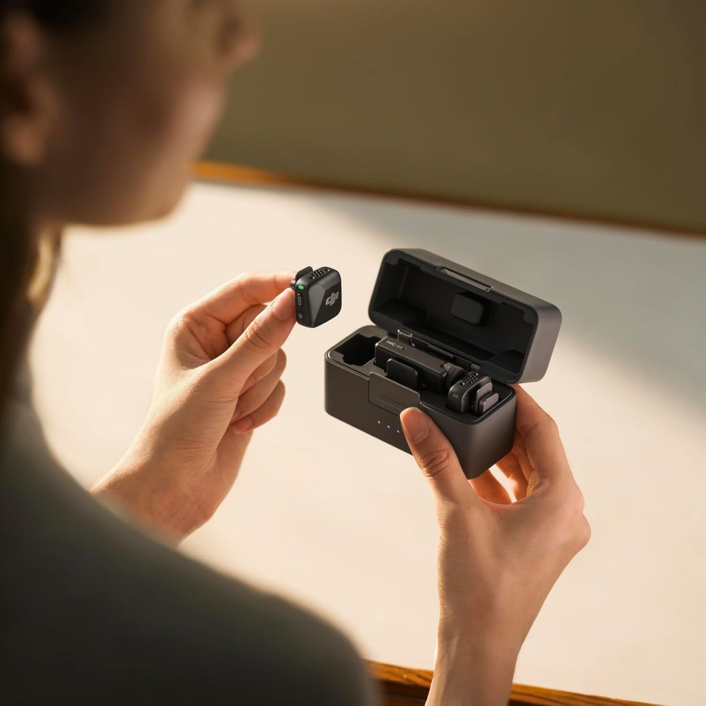 DJI Mic Mini (2 TX + 1 RX + Ladescase), Kabelloses Lavalier-Mikrofon für Kamera/iPhone/Android, Ultraleicht, Detailreicher Klang, 48h Nutzung, Geräuschunterdrückung, Automatische Begrenzung, Vlog, Streaming