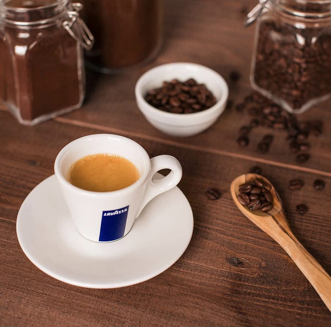 Lavazza Crema E Aroma Ganze Kaffeebohnen, 1 kg Packung, Ausgewogene mittlere Röstung mit intensivem, erdigem Geschmack und lang anhaltender Crema, GMO-frei