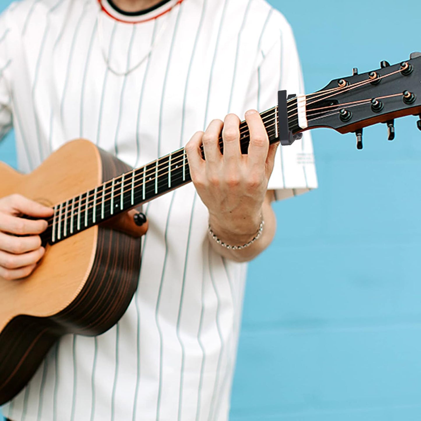 WINGO Kapodaster aus Holz für 6-saitige Akustik-E-Gitarren, Bässe, Ukulelen – Palisander, inkl. 5 Plektren