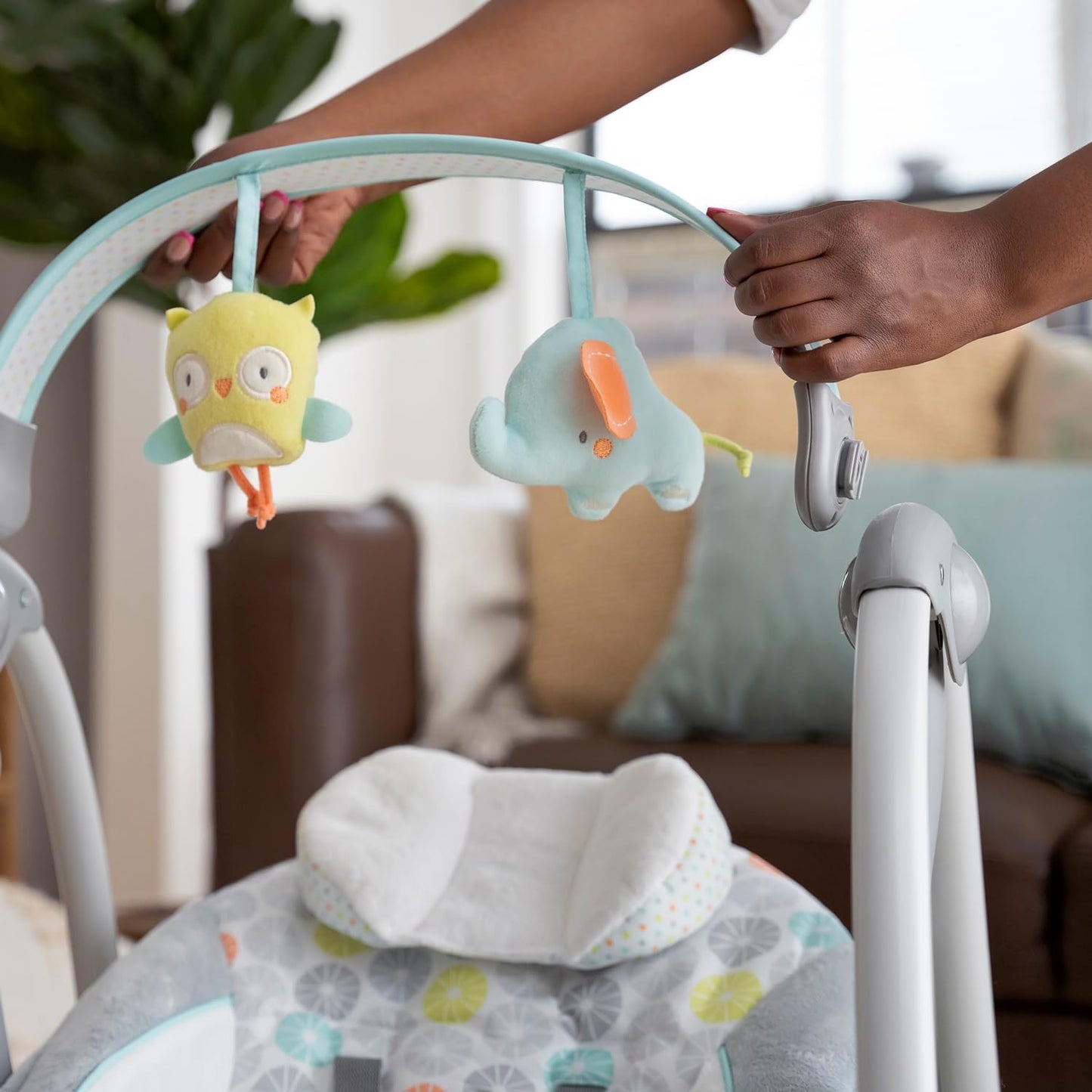 Ingenuity ConvertMe 2-in-1 Kompakte tragbare automatische Babyschaukel & Babysitz, batteriebetriebene Vibrationen, Naturgeräusche, 0-9 Monate 2,7-9 kg (Raylan)