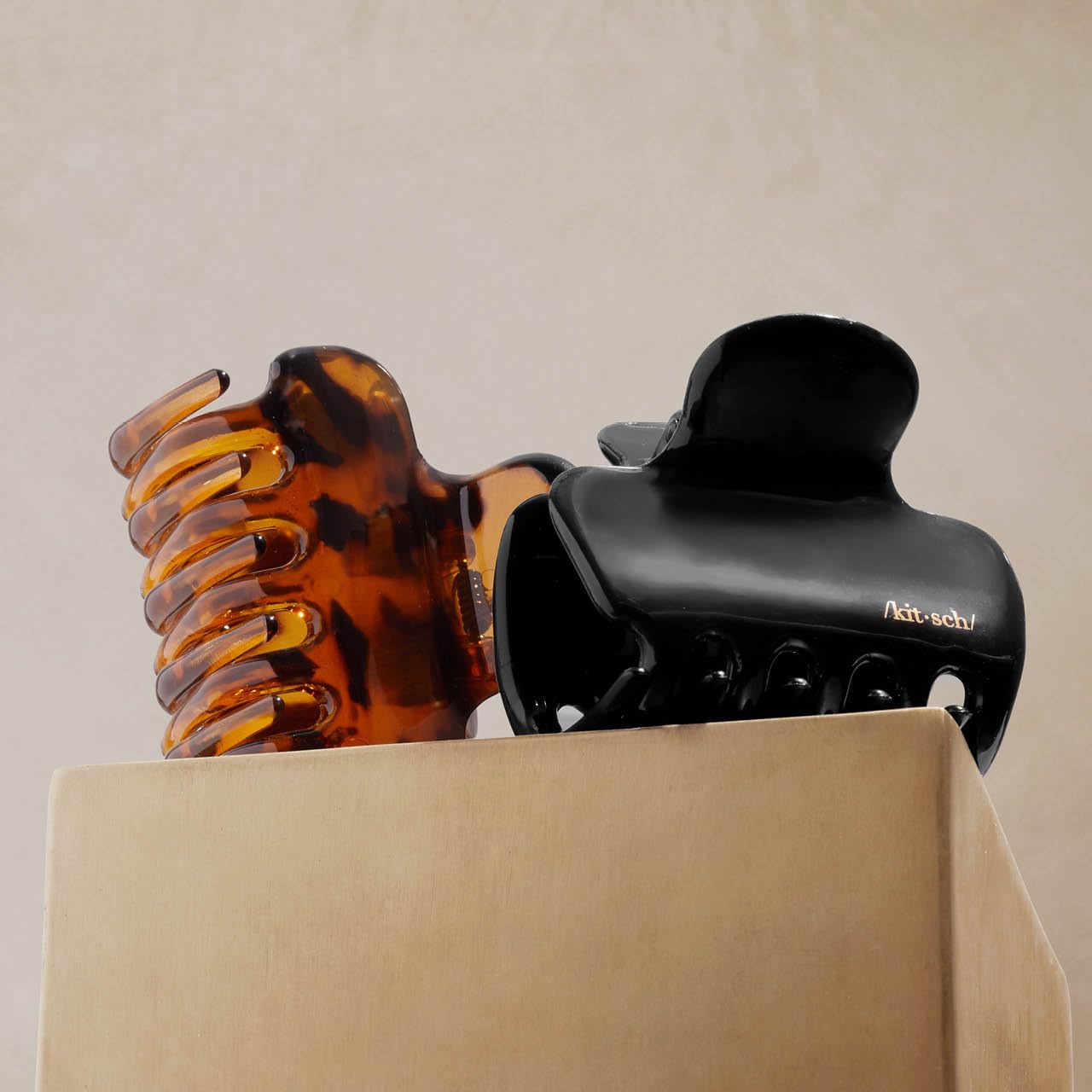 Kitsch Mittelgroße Haarspangen für Damen, starker Halt, Haarclips aus recyceltem Kunststoff für dickes Haar | Ideal für Hochsteckfrisuren, halb offene Frisuren | Ideale Geschenke für Frauen – 2 Stück, Schwarz und Schildpatt