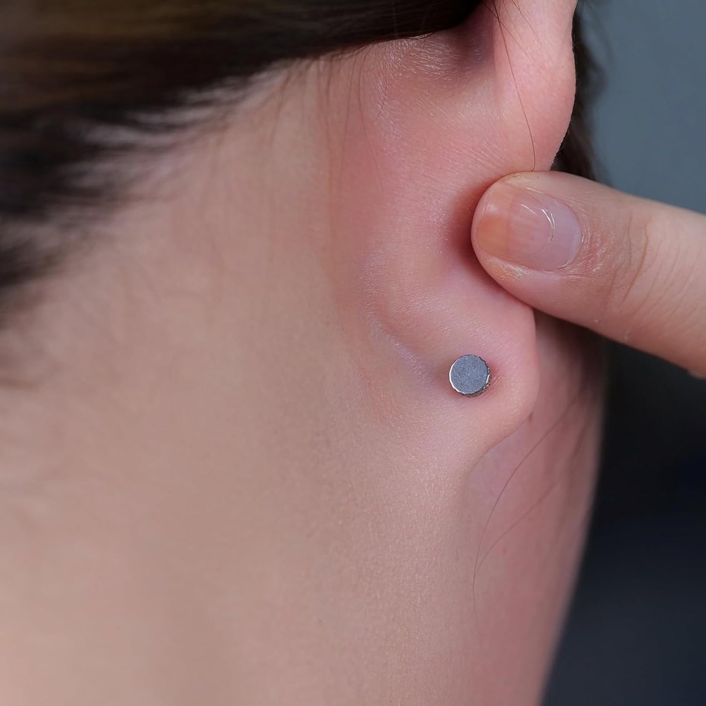 Limerenz Hypoallergene F136 Titan Schraub-Perlen-Ohrstecker (Flat Back Sleeper Earrings) Implantatqualität 20G Kleine Ohrstecker für empfindliche Ohren (5mm Perle)