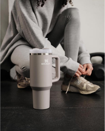 Vaso Stanley Quencher H2.0 con asa y pajita de 40 oz | Tapa Flowstate de 3 posiciones | Compatible con portavasos para viajes | Vaso térmico de acero inoxidable | Sin BPA | Arándano