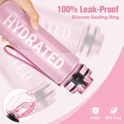 Sahara Sailor Trinkflasche, 950ml Motivations-Sportflasche mit Zeitmarkierung – Trinkzeiten – Tritan, BPA-frei, weite Öffnung auslaufsicher, Fast-Flow-Technologie mit Reinigungsbürste (1 Flasche)