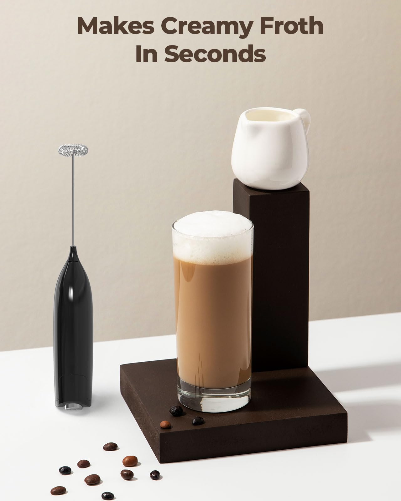 SIMPLETASTE Milchaufschäumer Handheld Elektrischer Quirl, Getränkemixer mit Edelstahl Schneebesen für Cappuccino, Bulletproof Coffee, Latte, mit Ständer, Schwarz, Batteriebetrieben
