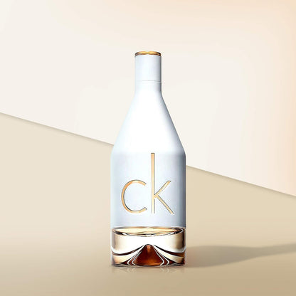 Calvin Klein CK IN2U Eau de Toilette für Damen – aromatischer Duft, Kopfnoten: Johannisbeerblätter, sizilianische Bergamotte, Pink Grapefruit Fizz