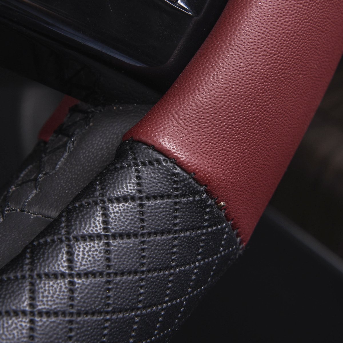 CAR PASS Line Rider Mikrofaser-Leder Sportlicher Lenkradbezug Universal Passend für 95% LKW, SUV, PKW, 36,8-38,1 cm Rutschfest Sicher Bequem Design (Schwarz-Grau)