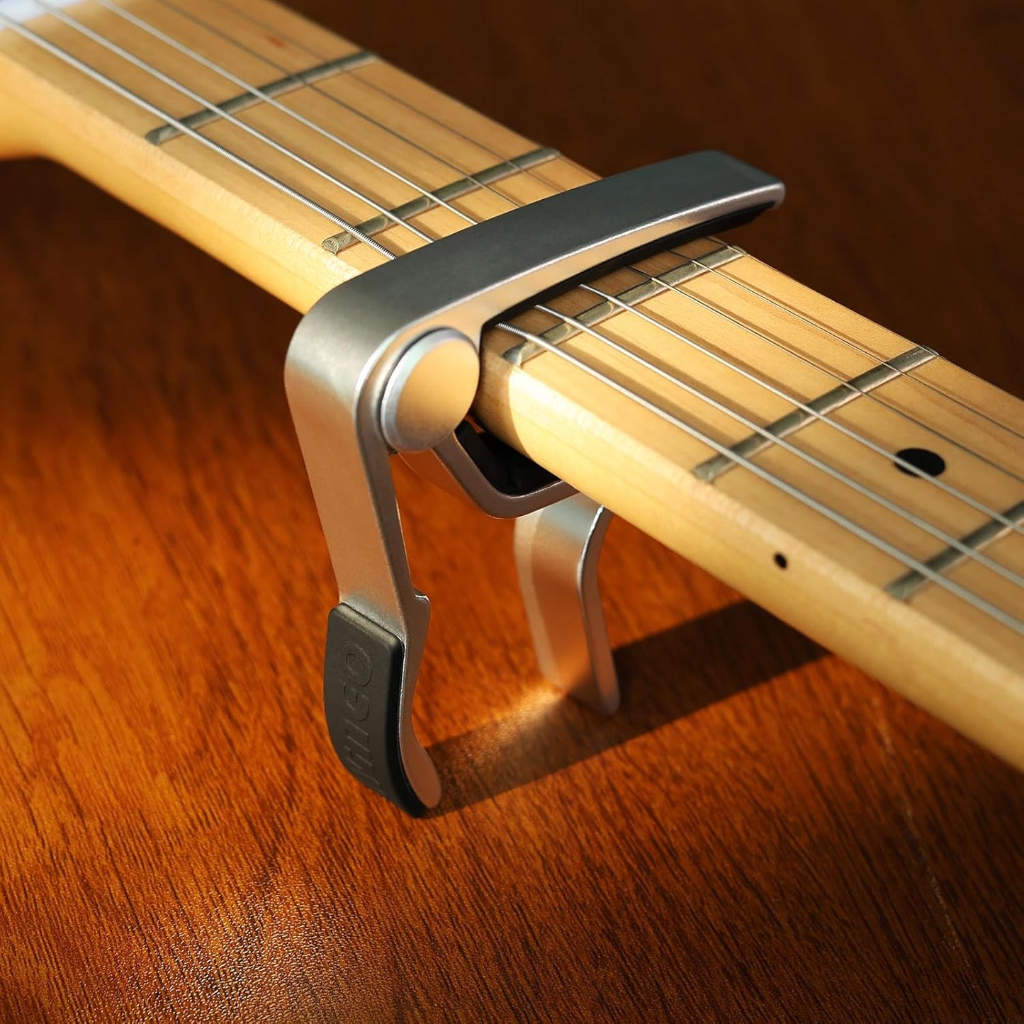 WINGO Kapodaster aus Holz für 6-saitige Akustik-E-Gitarren, Bässe, Ukulelen – Palisander, inkl. 5 Plektren