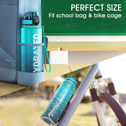 Sahara Sailor Trinkflasche, 950ml Motivations-Sportflasche mit Zeitmarkierung – Trinkzeiten – Tritan, BPA-frei, weite Öffnung auslaufsicher, Fast-Flow-Technologie mit Reinigungsbürste (1 Flasche)