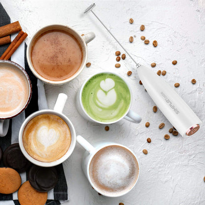 SIMPLETASTE Milchaufschäumer Handheld Elektrischer Quirl, Getränkemixer mit Edelstahl Schneebesen für Cappuccino, Bulletproof Coffee, Latte, mit Ständer, Schwarz, Batteriebetrieben