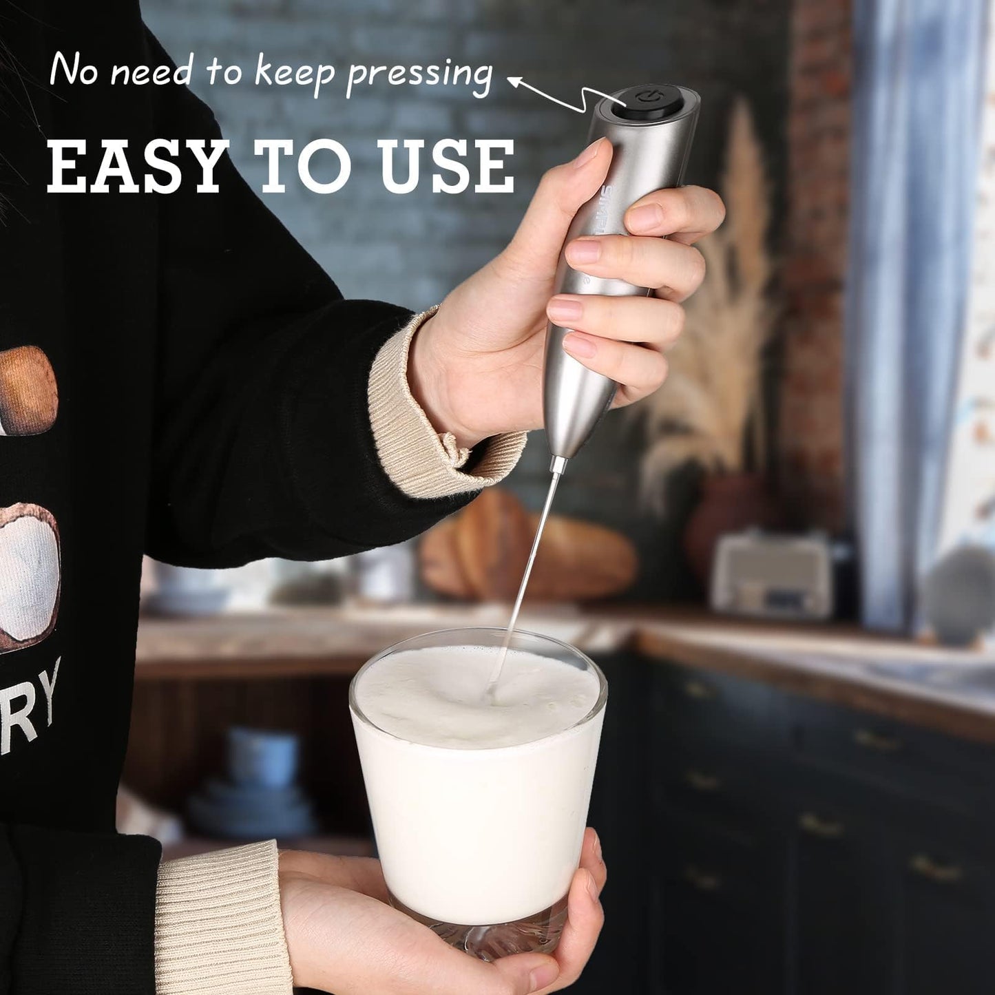 SIMPLETASTE Milchaufschäumer Handheld Elektrischer Quirl, Getränkemixer mit Edelstahl Schneebesen für Cappuccino, Bulletproof Coffee, Latte, mit Ständer, Schwarz, Batteriebetrieben