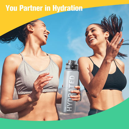 Sahara Sailor Trinkflasche, 950ml Motivations-Sportflasche mit Zeitmarkierung – Trinkzeiten – Tritan, BPA-frei, weite Öffnung auslaufsicher, Fast-Flow-Technologie mit Reinigungsbürste (1 Flasche)