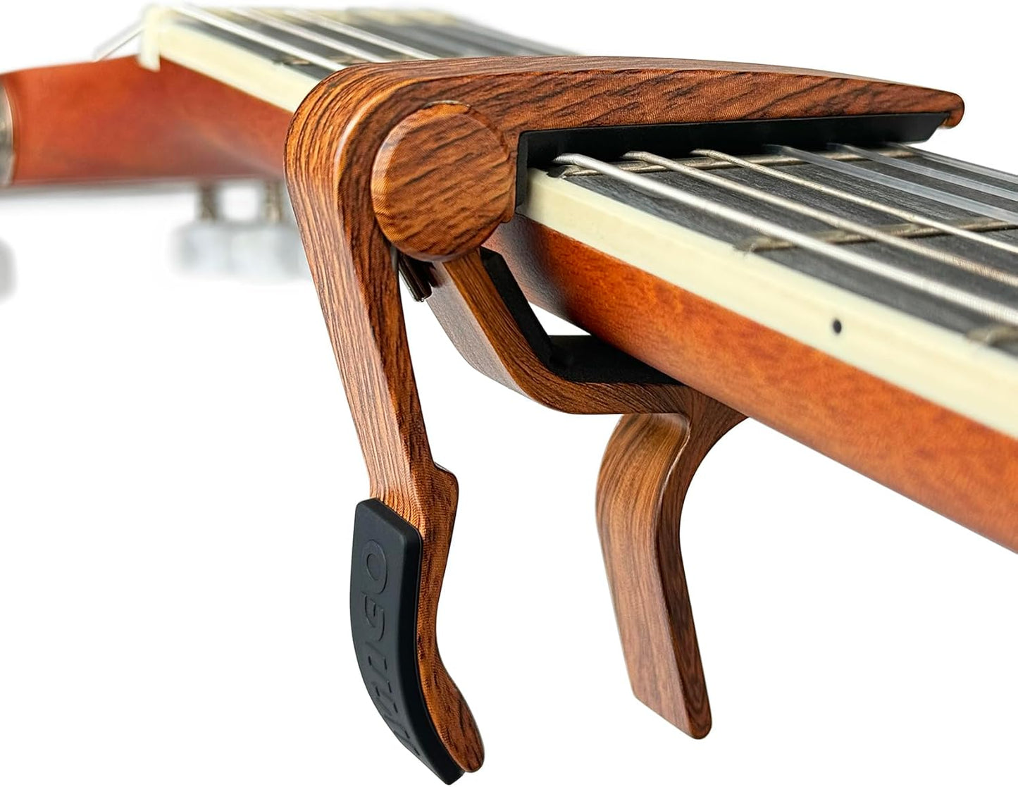 WINGO Kapodaster aus Holz für 6-saitige Akustik-E-Gitarren, Bässe, Ukulelen – Palisander, inkl. 5 Plektren