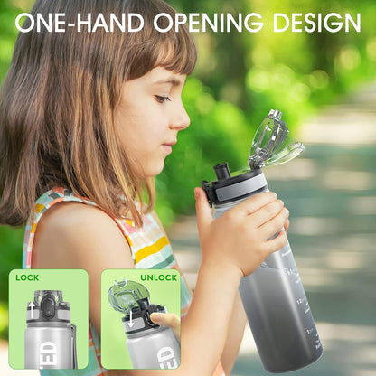 Sahara Sailor Trinkflasche, 950ml Motivations-Sportflasche mit Zeitmarkierung – Trinkzeiten – Tritan, BPA-frei, weite Öffnung auslaufsicher, Fast-Flow-Technologie mit Reinigungsbürste (1 Flasche)