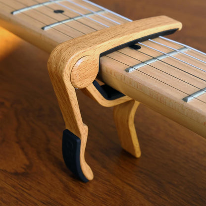WINGO Kapodaster aus Holz für 6-saitige Akustik-E-Gitarren, Bässe, Ukulelen – Palisander, inkl. 5 Plektren