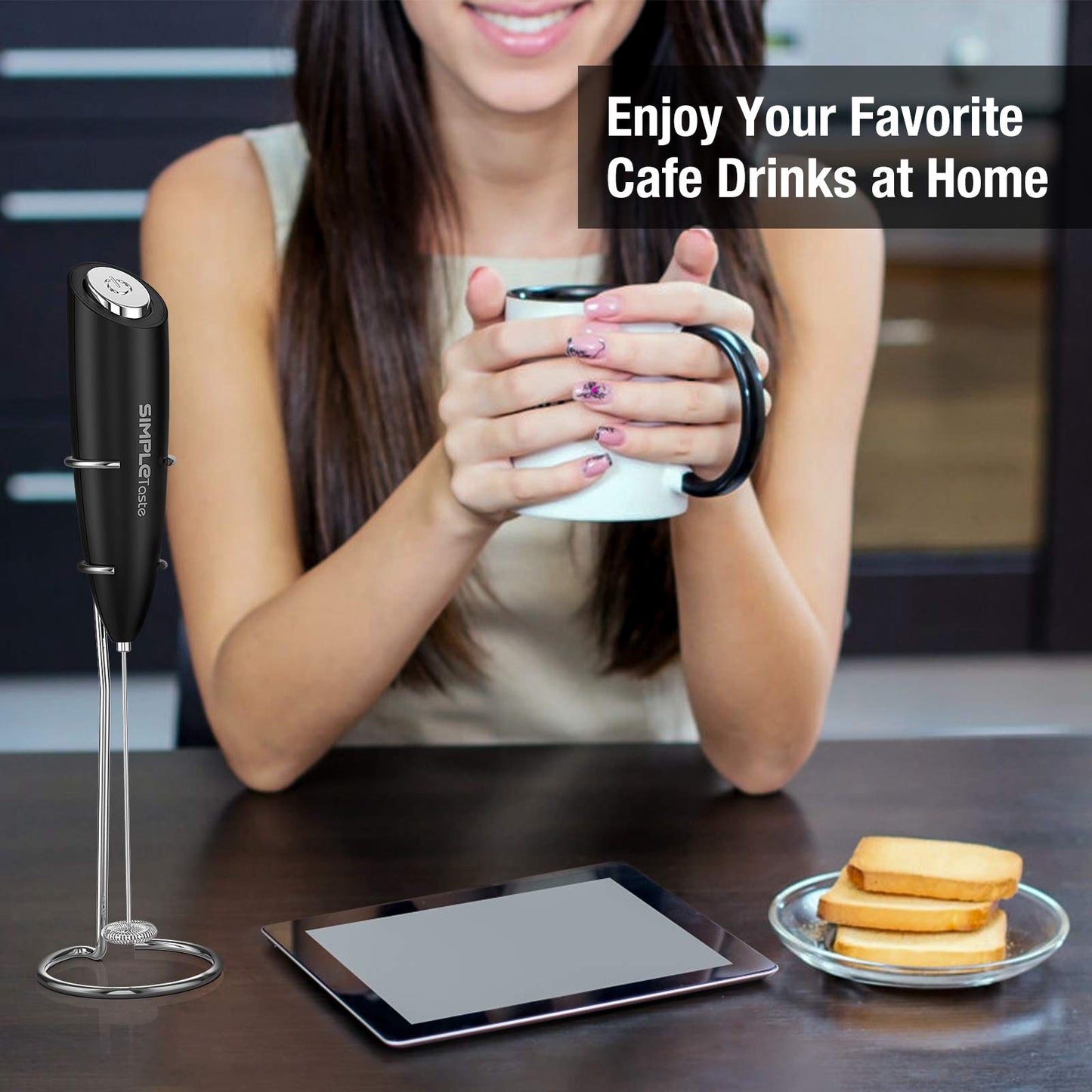 SIMPLETASTE Milchaufschäumer Handheld Elektrischer Quirl, Getränkemixer mit Edelstahl Schneebesen für Cappuccino, Bulletproof Coffee, Latte, mit Ständer, Schwarz, Batteriebetrieben