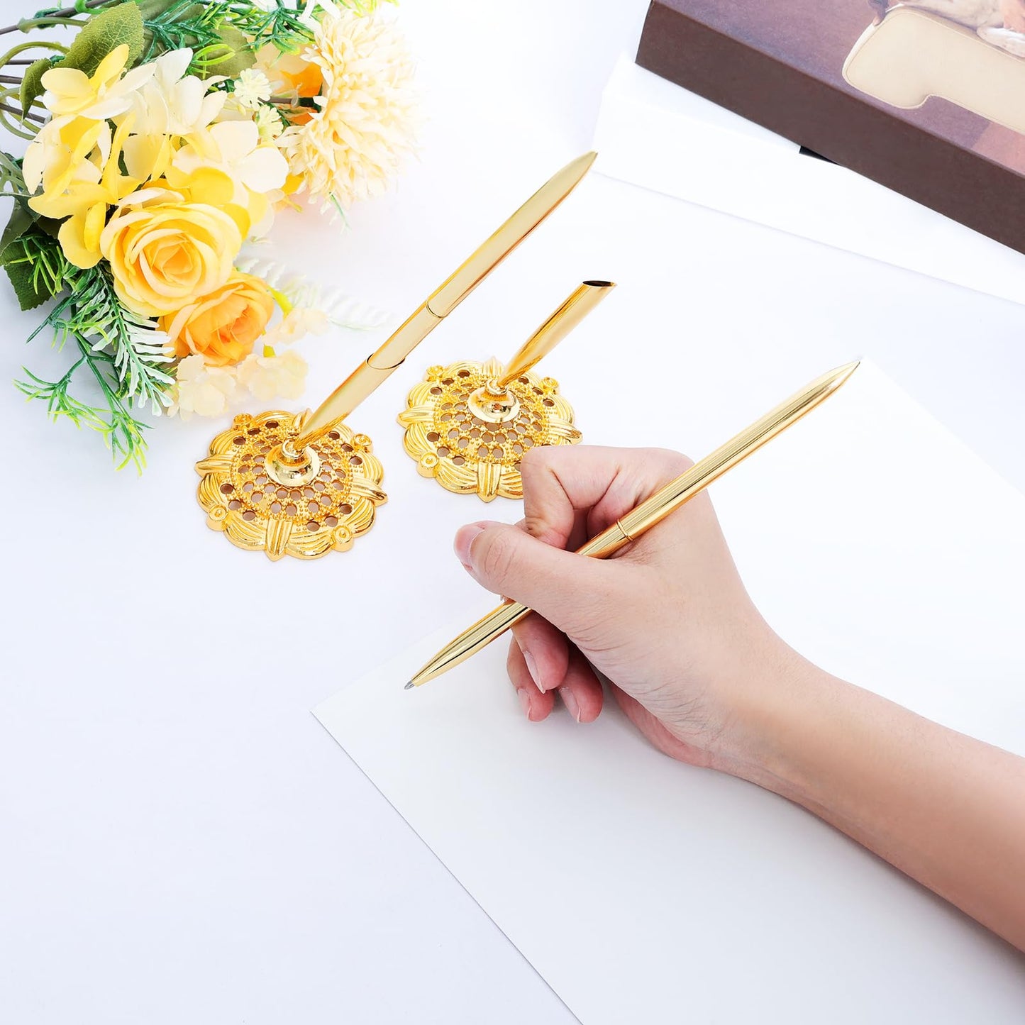 Bcxfbxd 2 Stück Gold Hohl Rund Stifthalter Metall Stifteständer Set Unterschriftenstift Set Unterschriften Tisch Kugelschreiber für Gästebuch Hochzeit Geburtstag Party Abschlussfeier Lehrer Büro Geschäft