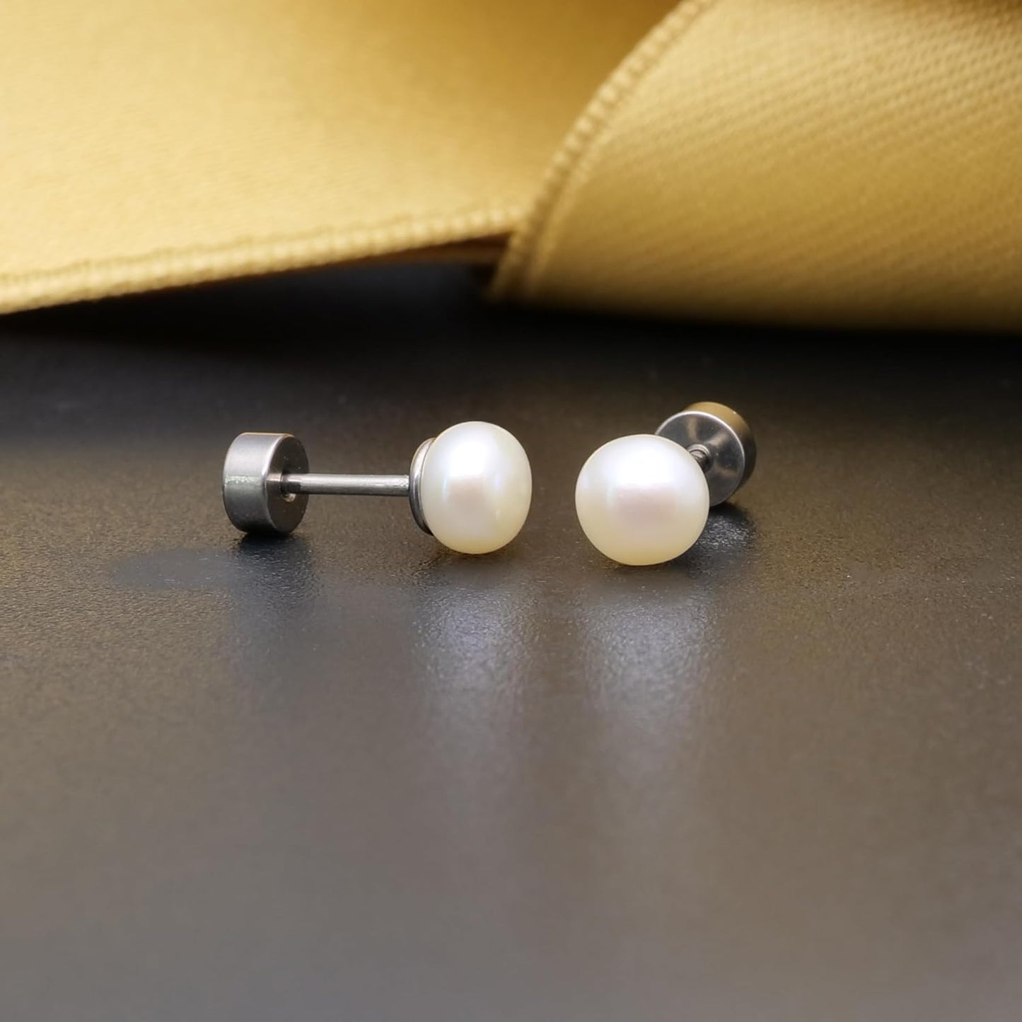 Limerenz Hypoallergene F136 Titan Schraub-Perlen-Ohrstecker (Flat Back Sleeper Earrings) Implantatqualität 20G Kleine Ohrstecker für empfindliche Ohren (5mm Perle)