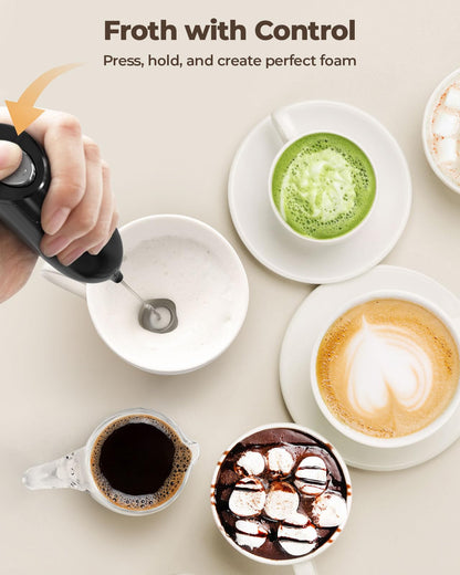SIMPLETASTE Milchaufschäumer Handheld Elektrischer Quirl, Getränkemixer mit Edelstahl Schneebesen für Cappuccino, Bulletproof Coffee, Latte, mit Ständer, Schwarz, Batteriebetrieben