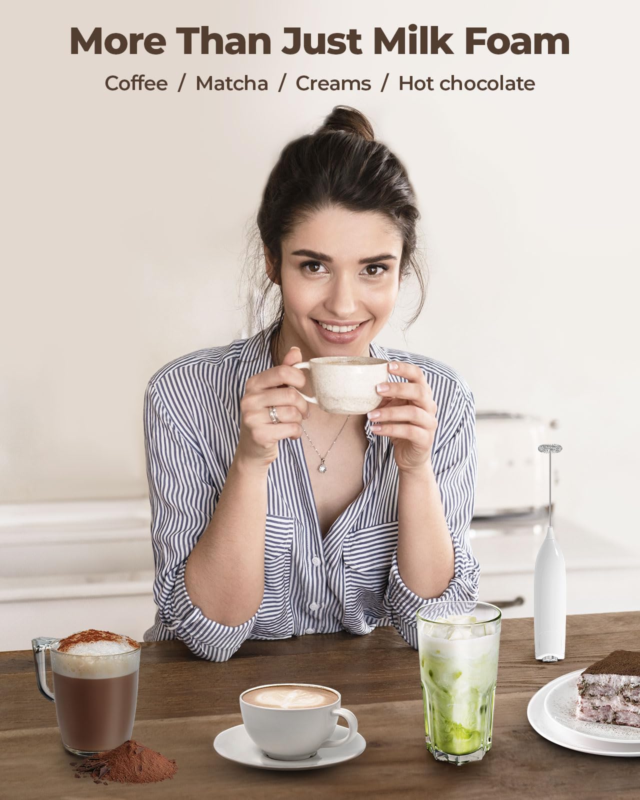 SIMPLETASTE Milchaufschäumer Handheld Elektrischer Quirl, Getränkemixer mit Edelstahl Schneebesen für Cappuccino, Bulletproof Coffee, Latte, mit Ständer, Schwarz, Batteriebetrieben