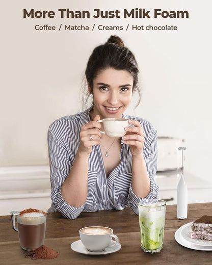 SIMPLETASTE Milchaufschäumer Handheld Elektrischer Quirl, Getränkemixer mit Edelstahl Schneebesen für Cappuccino, Bulletproof Coffee, Latte, mit Ständer, Schwarz, Batteriebetrieben