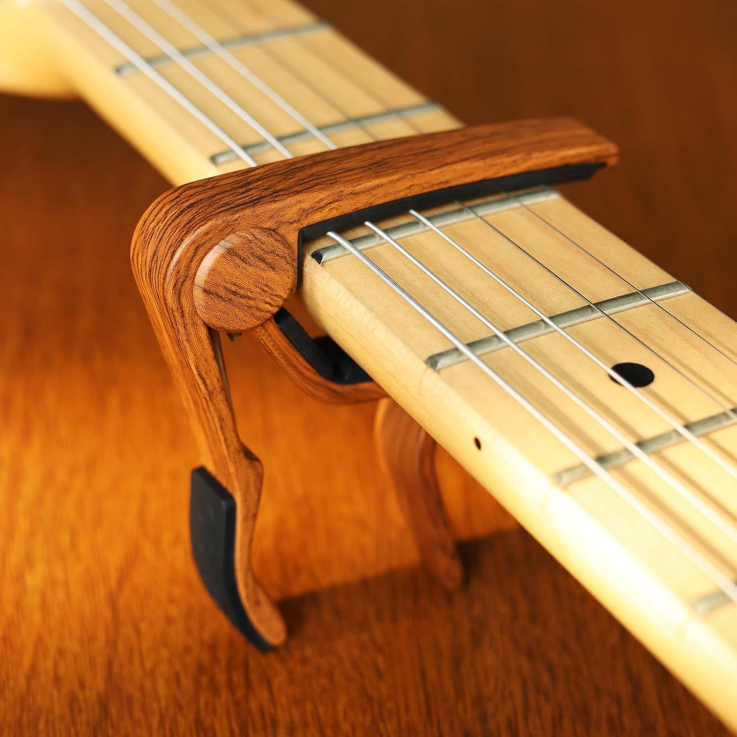 WINGO Kapodaster aus Holz für 6-saitige Akustik-E-Gitarren, Bässe, Ukulelen – Palisander, inkl. 5 Plektren