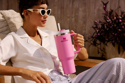 Vaso Stanley Quencher H2.0 con asa y pajita de 40 oz | Tapa Flowstate de 3 posiciones | Compatible con portavasos para viajes | Vaso térmico de acero inoxidable | Sin BPA | Arándano