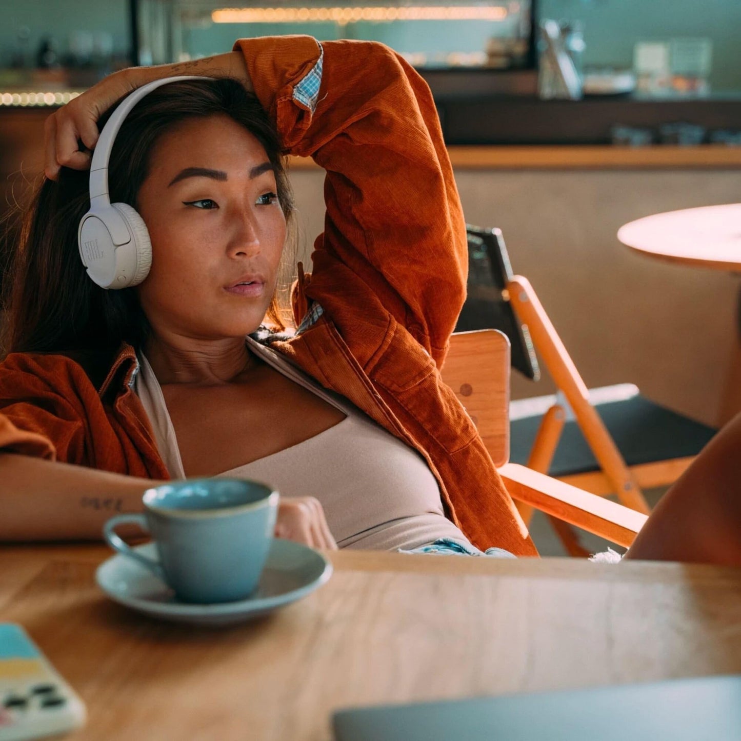 JBL Tune 520BT - Kabellose On-Ear Kopfhörer, bis zu 57 Stunden Akkulaufzeit und Speed Charge, leichtes, bequemes und faltbares Design, Freisprechanrufe mit Voice Aware (Schwarz)