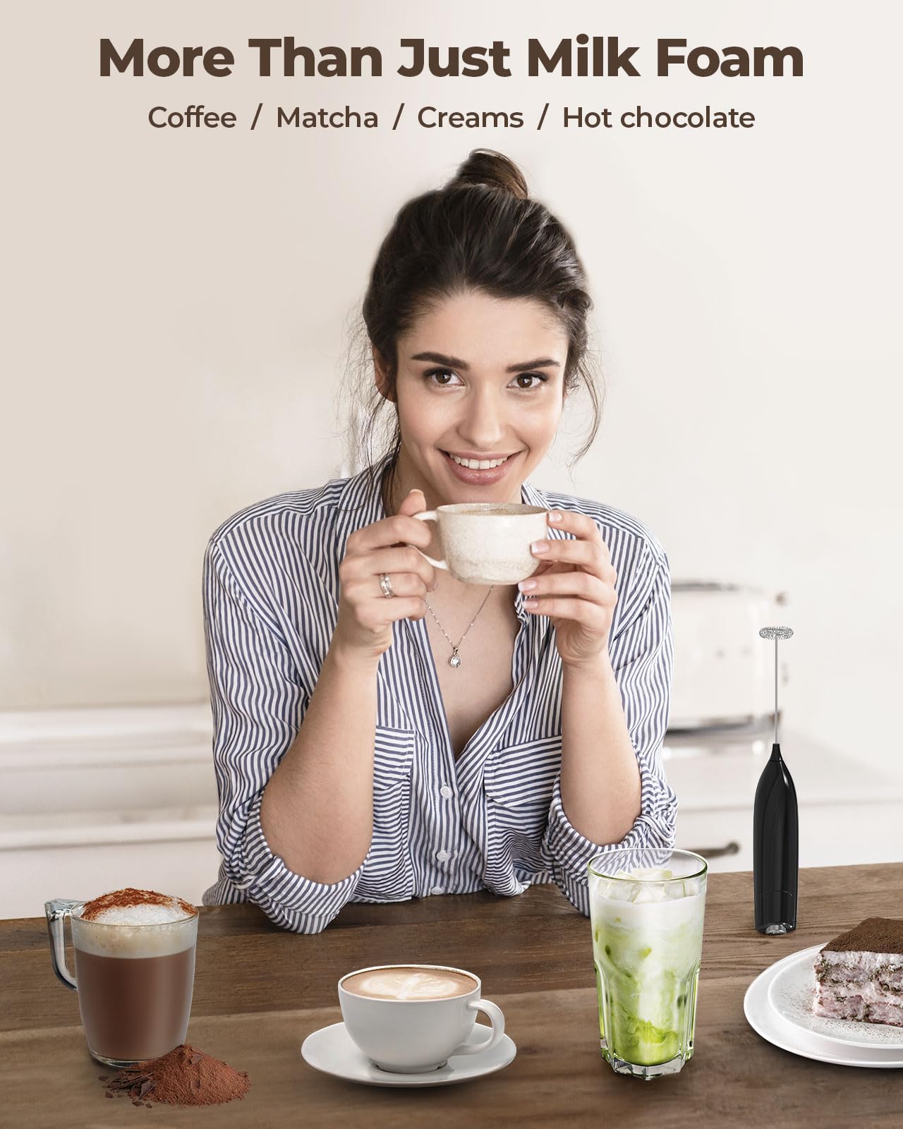 SIMPLETASTE Milchaufschäumer Handheld Elektrischer Quirl, Getränkemixer mit Edelstahl Schneebesen für Cappuccino, Bulletproof Coffee, Latte, mit Ständer, Schwarz, Batteriebetrieben