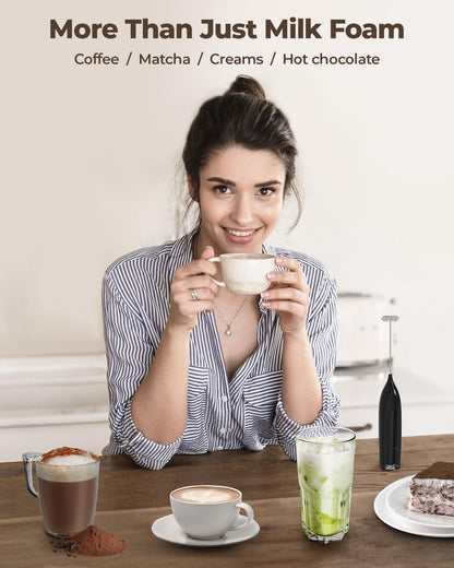 SIMPLETASTE Milchaufschäumer Handheld Elektrischer Quirl, Getränkemixer mit Edelstahl Schneebesen für Cappuccino, Bulletproof Coffee, Latte, mit Ständer, Schwarz, Batteriebetrieben