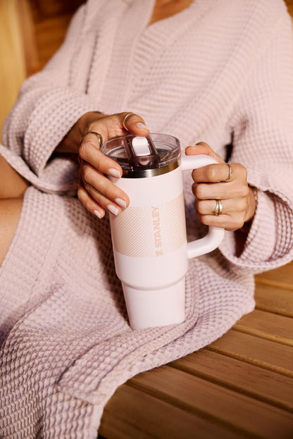 Vaso Stanley Quencher H2.0 con asa y pajita de 40 oz | Tapa Flowstate de 3 posiciones | Compatible con portavasos para viajes | Vaso térmico de acero inoxidable | Sin BPA | Arándano