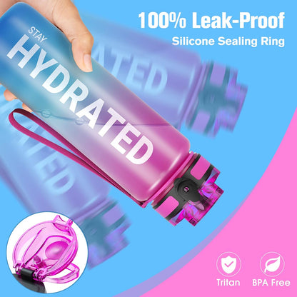 Sahara Sailor Trinkflasche, 950ml Motivations-Sportflasche mit Zeitmarkierung – Trinkzeiten – Tritan, BPA-frei, weite Öffnung auslaufsicher, Fast-Flow-Technologie mit Reinigungsbürste (1 Flasche)