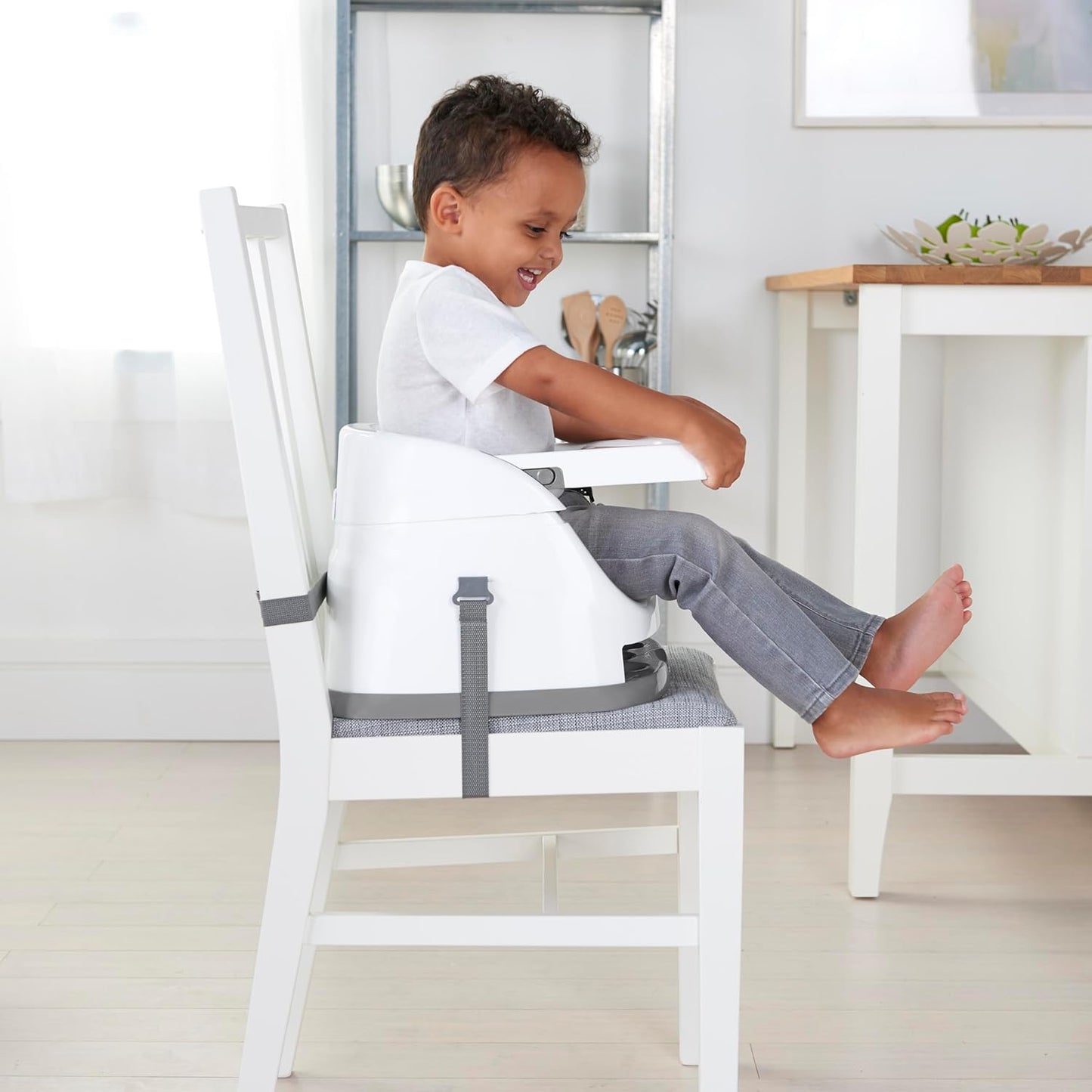 Ingenuity Baby Base 2-in-1 Sitzerhöhung mit Esstablett – Night Sky