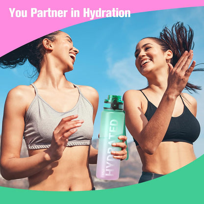 Sahara Sailor Trinkflasche, 950ml Motivations-Sportflasche mit Zeitmarkierung – Trinkzeiten – Tritan, BPA-frei, weite Öffnung auslaufsicher, Fast-Flow-Technologie mit Reinigungsbürste (1 Flasche)