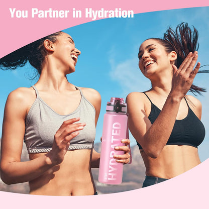 Sahara Sailor Trinkflasche, 950ml Motivations-Sportflasche mit Zeitmarkierung – Trinkzeiten – Tritan, BPA-frei, weite Öffnung auslaufsicher, Fast-Flow-Technologie mit Reinigungsbürste (1 Flasche)