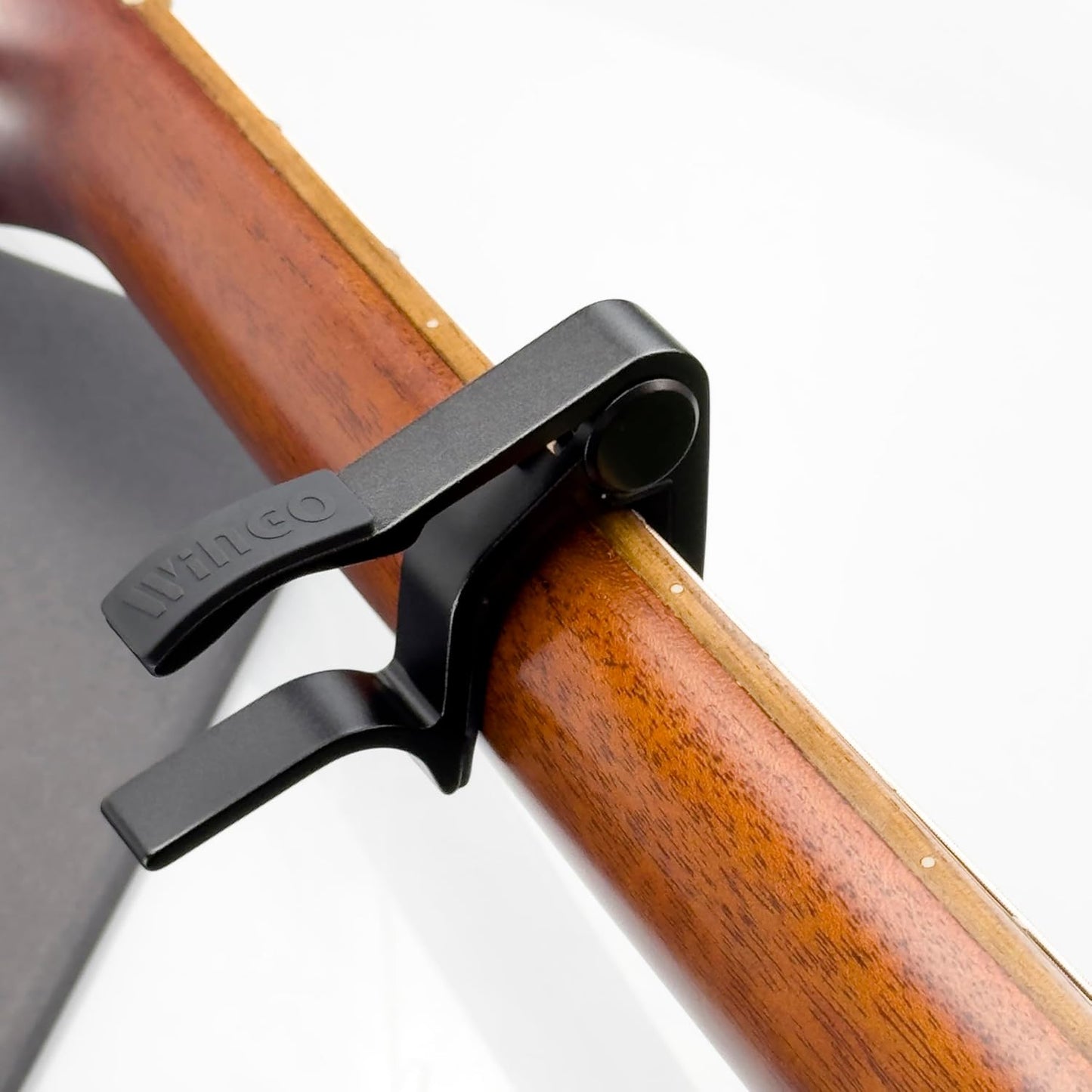 WINGO Kapodaster aus Holz für 6-saitige Akustik-E-Gitarren, Bässe, Ukulelen – Palisander, inkl. 5 Plektren
