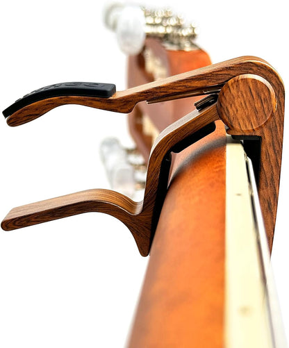 WINGO Kapodaster aus Holz für 6-saitige Akustik-E-Gitarren, Bässe, Ukulelen – Palisander, inkl. 5 Plektren