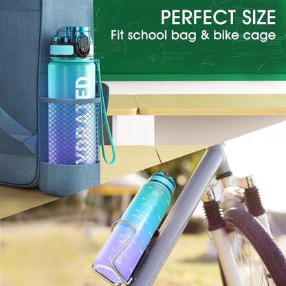 Sahara Sailor Trinkflasche, 950ml Motivations-Sportflasche mit Zeitmarkierung – Trinkzeiten – Tritan, BPA-frei, weite Öffnung auslaufsicher, Fast-Flow-Technologie mit Reinigungsbürste (1 Flasche)