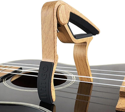 WINGO Kapodaster aus Holz für 6-saitige Akustik-E-Gitarren, Bässe, Ukulelen – Palisander, inkl. 5 Plektren