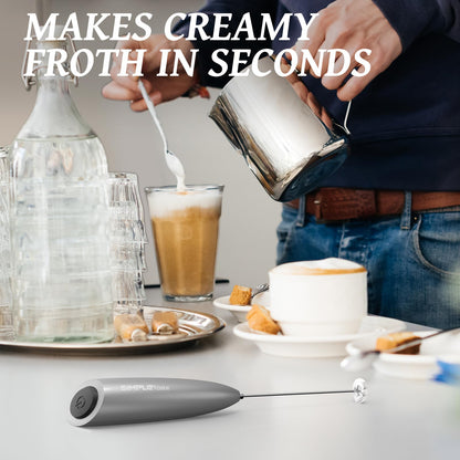 SIMPLETASTE Milchaufschäumer Handheld Elektrischer Quirl, Getränkemixer mit Edelstahl Schneebesen für Cappuccino, Bulletproof Coffee, Latte, mit Ständer, Schwarz, Batteriebetrieben