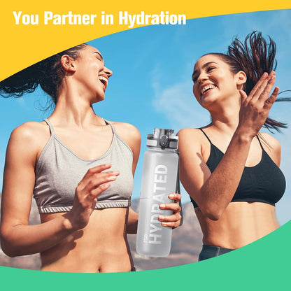Sahara Sailor Trinkflasche, 950ml Motivations-Sportflasche mit Zeitmarkierung – Trinkzeiten – Tritan, BPA-frei, weite Öffnung auslaufsicher, Fast-Flow-Technologie mit Reinigungsbürste (1 Flasche)