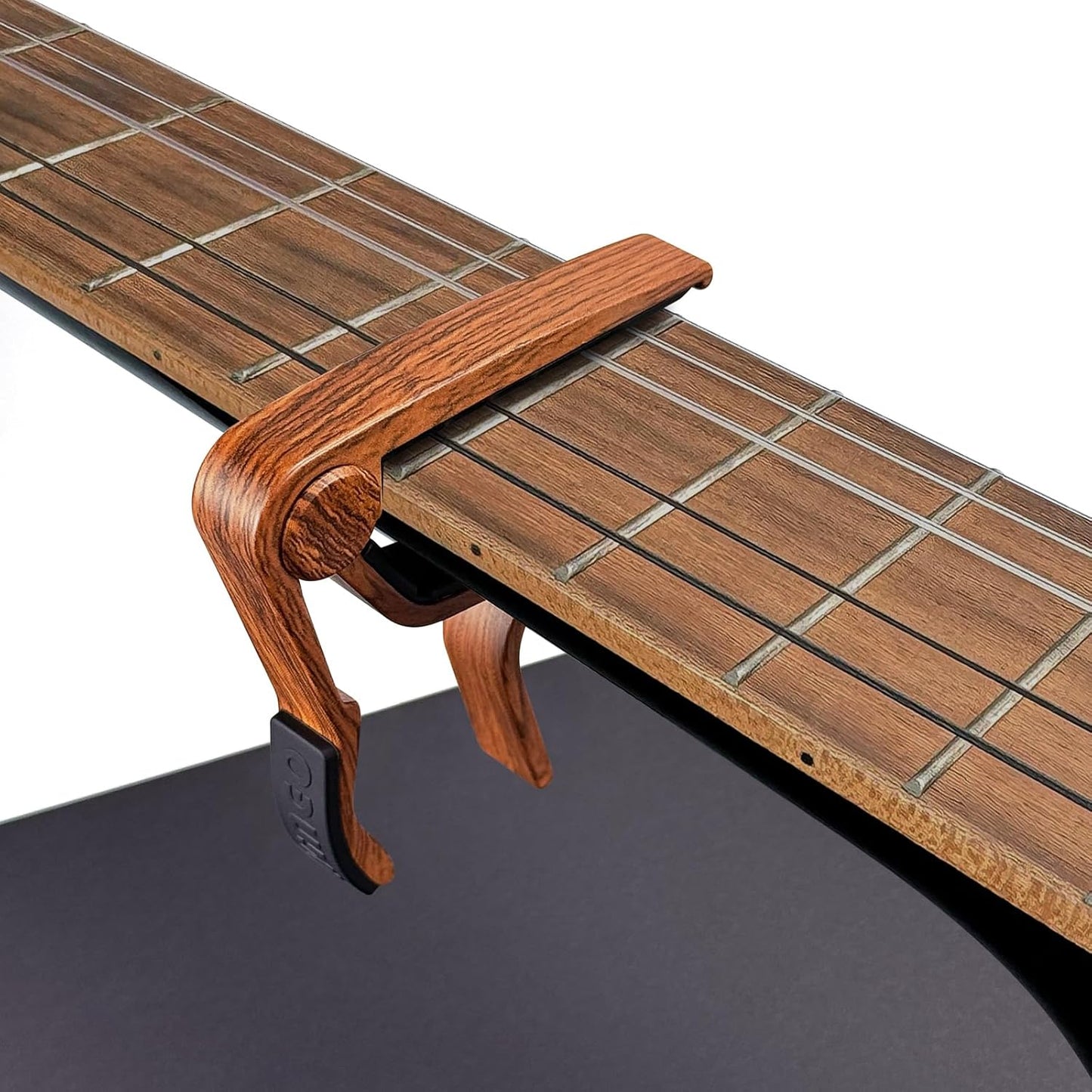 WINGO Kapodaster aus Holz für 6-saitige Akustik-E-Gitarren, Bässe, Ukulelen – Palisander, inkl. 5 Plektren